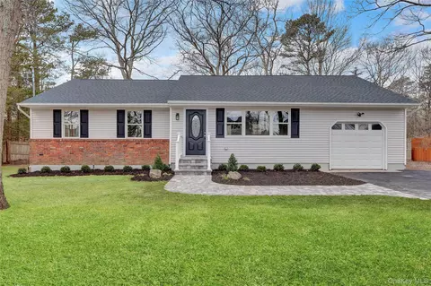 43 Penny Dr, Calverton, NY 11933