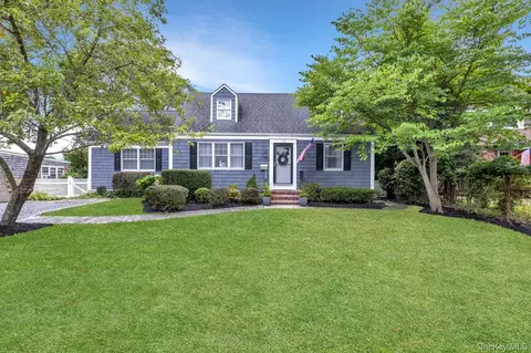136 Cedar Ave, Islip, NY 11751