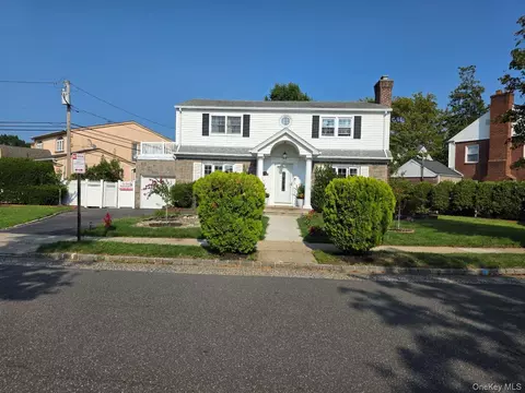 30 Aberdeen Rd, New Hyde Park, NY 11040