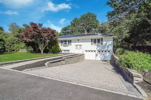 1548 Spur Dr S, Islip, NY 11751