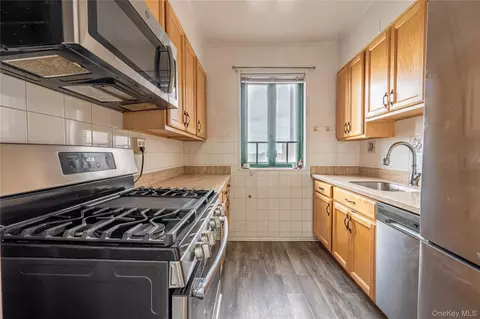 1604 Metropolitan Ave #9G, New York, NY 10462