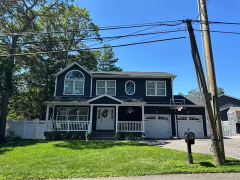 70 W 8th St, Lake Ronkonkoma, NY 11779