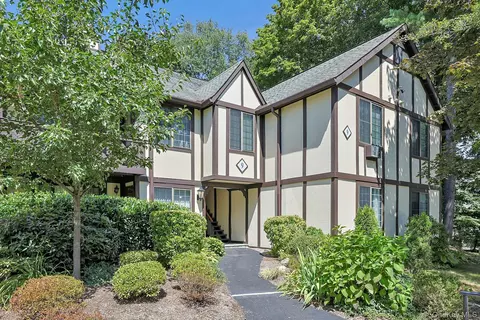 9 Tudor Ct #4, Mount Pleasant, NY 10570