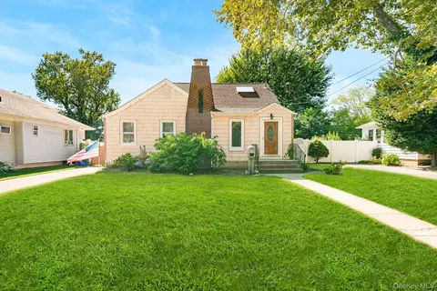 306 Park Ave, Freeport, NY 11520