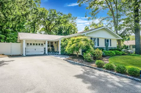 85 Eagle Ln, Hauppauge, NY 11788