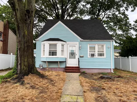 121 E Pennywood Ave, Roosevelt, NY 11575