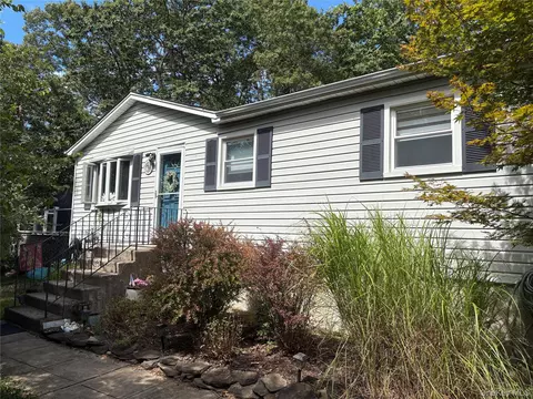 54 Magnolia Dr, Rocky Point, NY 11778