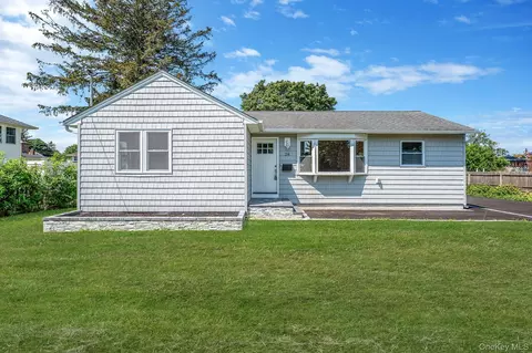 28 W 6th St, Deer Park, NY 11729