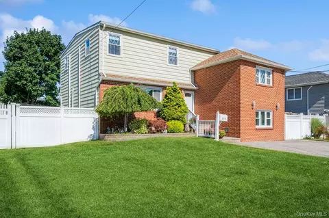 230 W End Ave, Massapequa, NY 11758