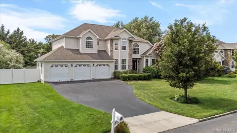 23 Island Trl, Mount Sinai, NY 11766