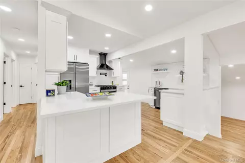 253 Versa Pl, Sayville, NY 11782