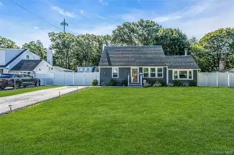 11 Joan Rd, Bay Shore, NY 11706