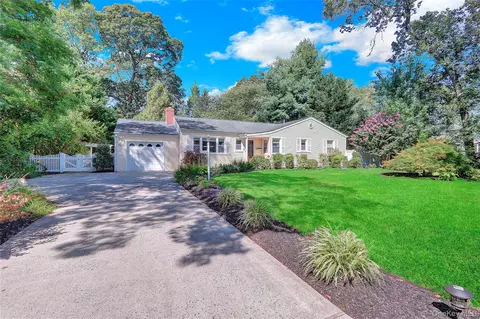 555 Ackerson Blvd, Brightwaters, NY 11718