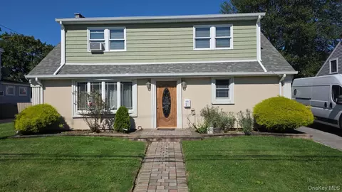 31 N Emerson Ave, Copiague, NY 11726