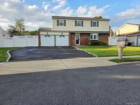 3 Maison Dr, Holbrook, NY 11741
