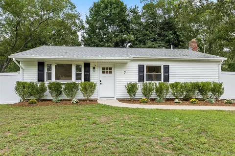 7 Artist Dr, Middle Island, NY 11953