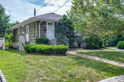 37 Hampton Blvd, Massapequa, NY 11758