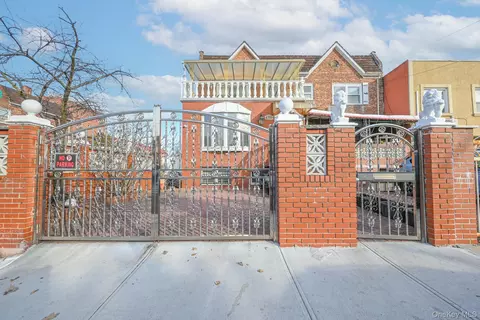 10201 62nd Rd, Forest Hills, NY 11375