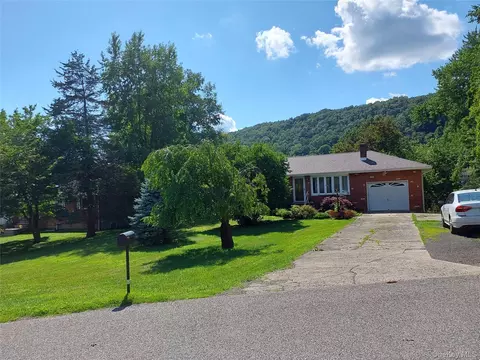 1 Tappan Dr, Monroe, NY 10950