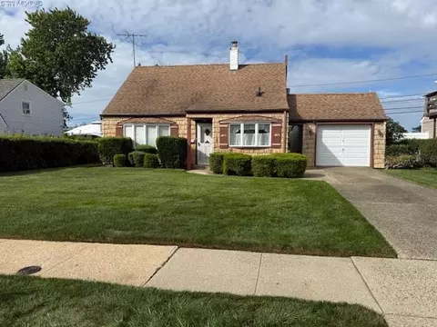 17 Club Ln, Levittown, NY 11756