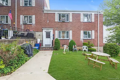 22402 Stronghurst Ave #208, New York, NY 11427