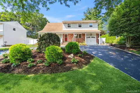 22 Robin Ln, Kings Park, NY 11754