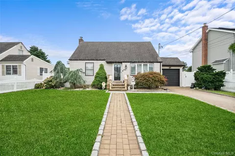 522 17th St, West Babylon, NY 11704
