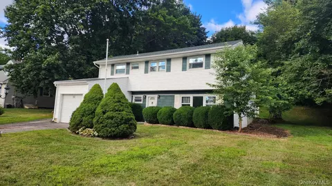 32 Bloomer Rd, Southeast, NY 10509