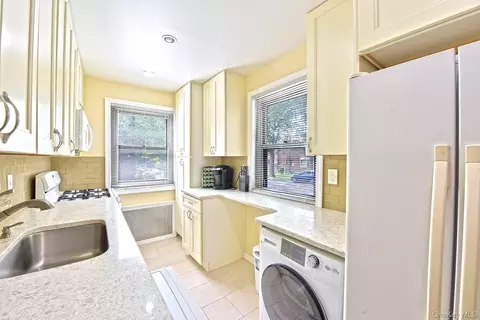 5766 246th Cres #F8, Douglaston, NY 11362