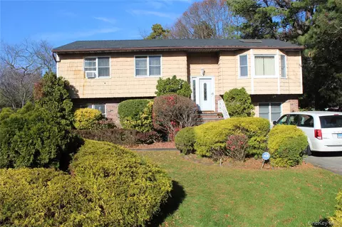 15 Amityville St, Islip Terrace, NY 11752