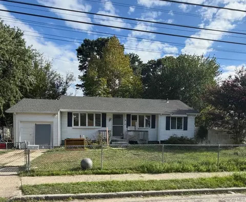 68 Cranberry St, Central Islip, NY 11722