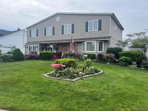 9 Hollings Dr, Deer Park, NY 11729
