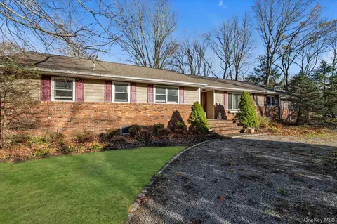 20 Michaels Ln, Glen Head, NY 11545