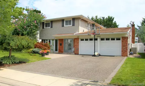 1944 Lowell Ln, Merrick, NY 11566