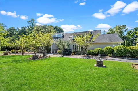 11 Harbor Ct E, North Hempstead, NY 11576