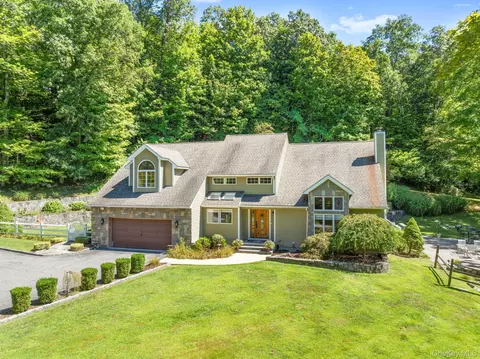 4 Seth Canyon Dr, New Castle, NY 10549