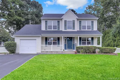 17 Beach Plum Ln, Middle Island, NY 11953