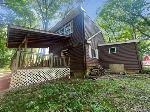 11 Demelis Dr, Pleasant Valley, NY 12569