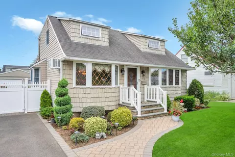62 Vincent Rd, Hicksville, NY 11801
