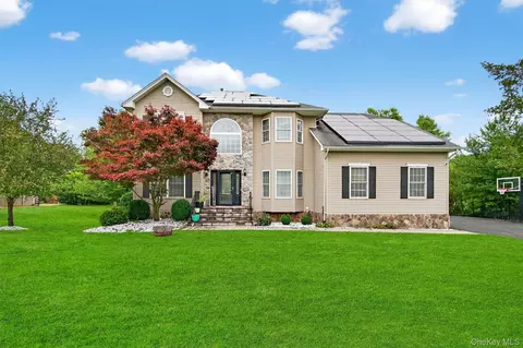 2028 Independence Dr, New Windsor, NY 12553