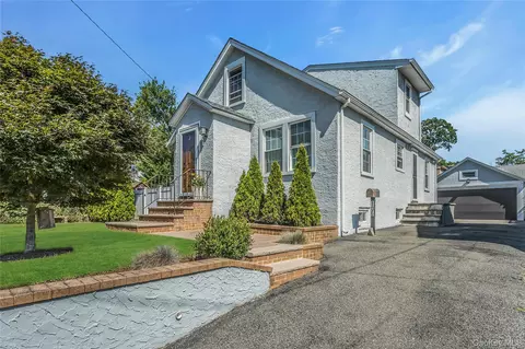 106 Scarcliffe Dr, Malverne, NY 11565