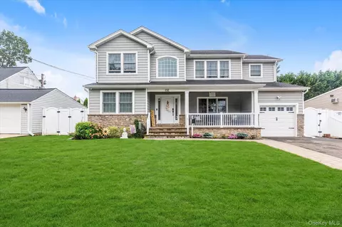 132 Walnut St, Massapequa Park, NY 11762