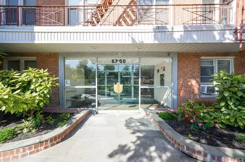 67-50 Thornton Pl #4U, New York, NY 11375