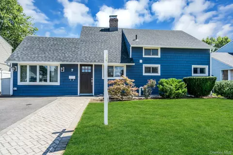 7 Tanager Ln, Levittown, NY 11756