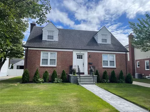 24 Tulip Ln, North Hempstead, NY 11040