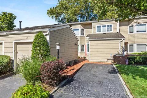 18 Lakeside Ln, Bay Shore, NY 11706