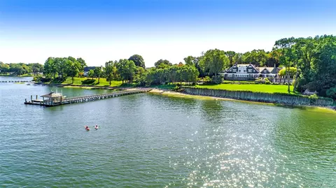 227 Dock Ln, North Hempstead, NY 11024