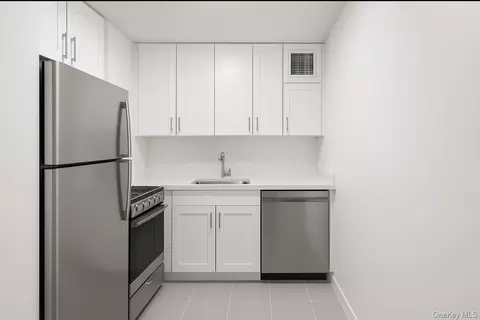 17-85 215th St #5B, New York, NY 11360