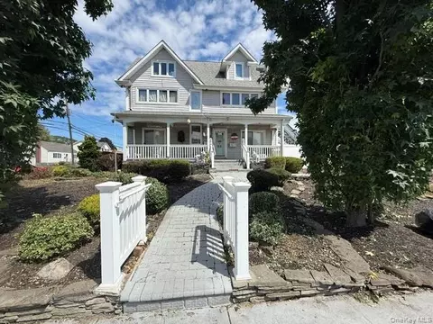 60 Vandewater St, Farmingdale, NY 11735
