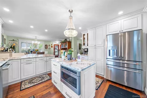 518 11th St, West Babylon, NY 11704